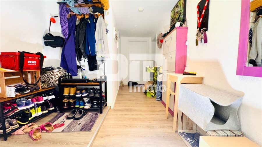 (R)eserviert!Moderne Dreizimmerwohnung in umfassend saniertem Fachwerkhaus - Flur / Dielenbereich / Garderobe / Abstellraum